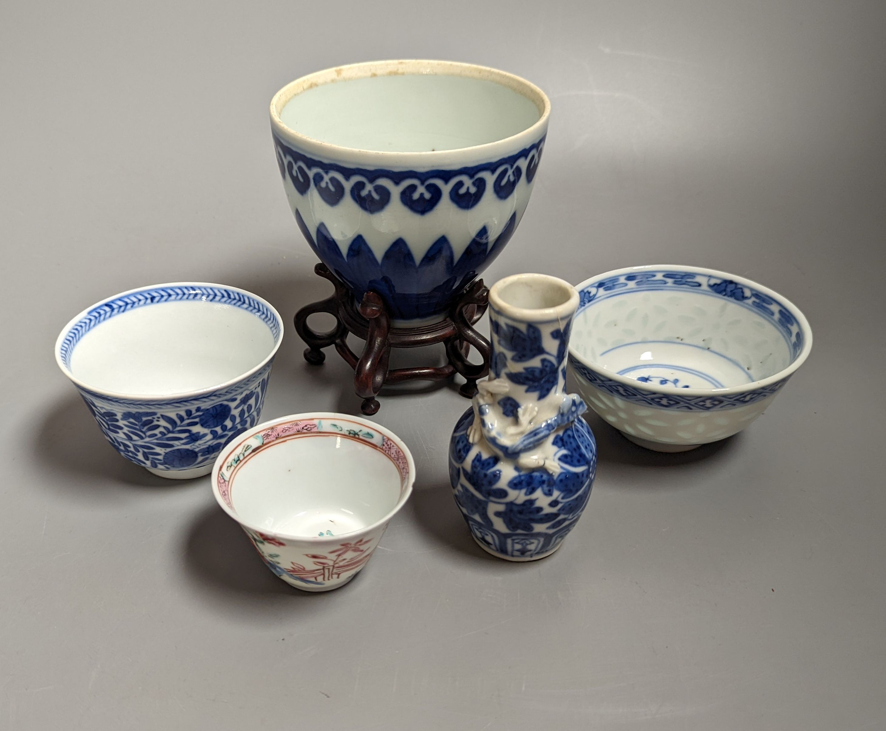 A Chinese blue and white bowl on stand, two tea bowls, miniature vase and an enamelled bowl, 18th-20th century